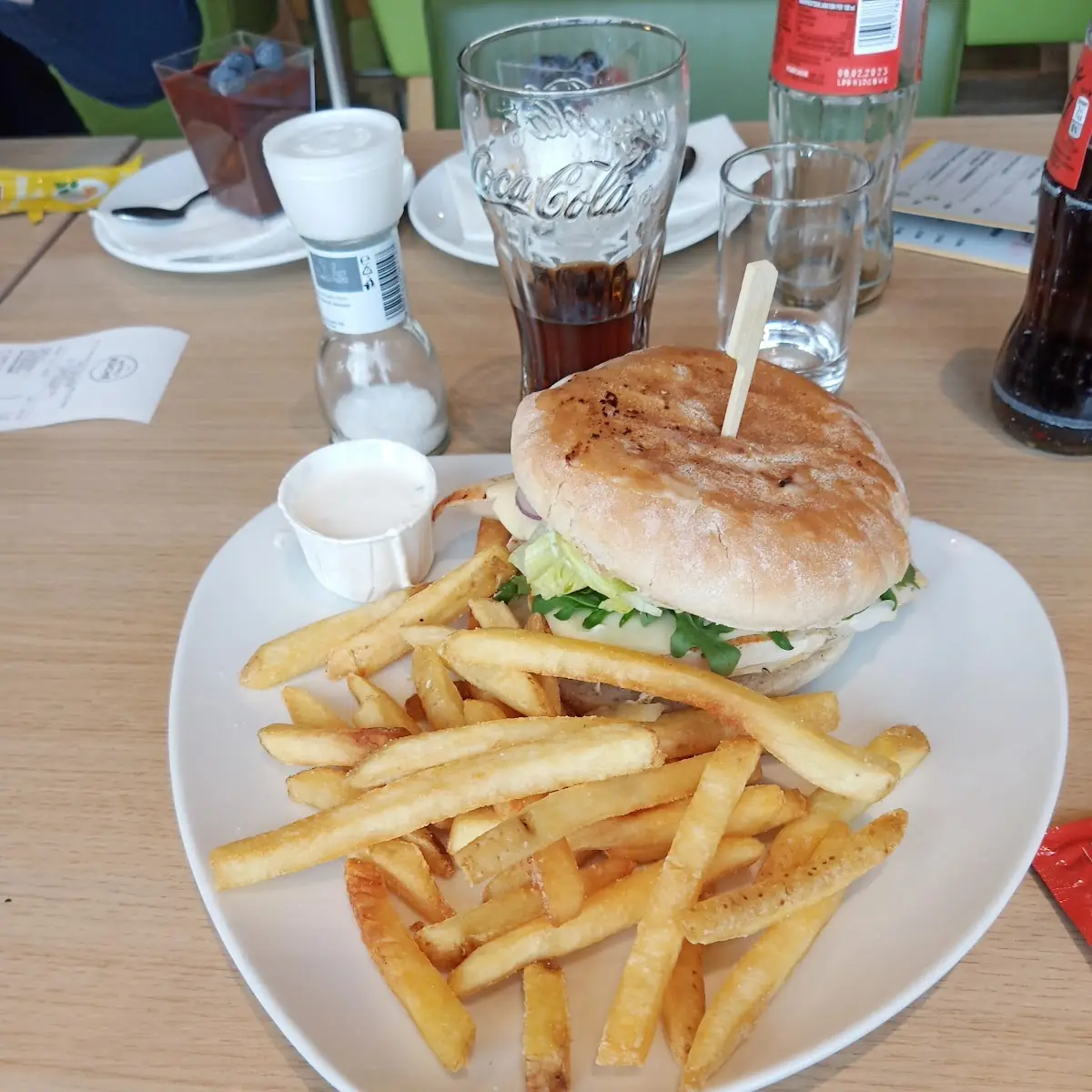Burger Mit Hühnerfleisch Naturfrittes Und Sauerrahmdip