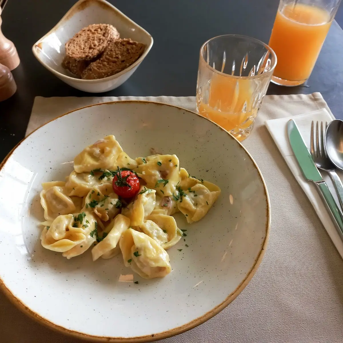 Hausgemachte Spinat-ravioli