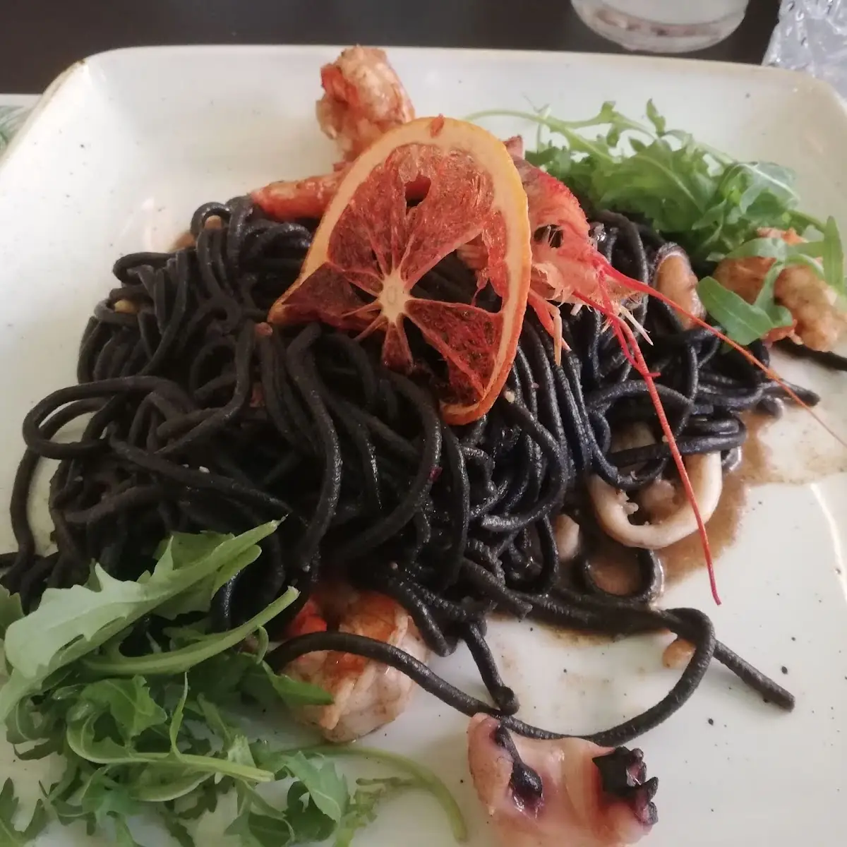 Schwarze Nudeln Mit Meeresfrüchte