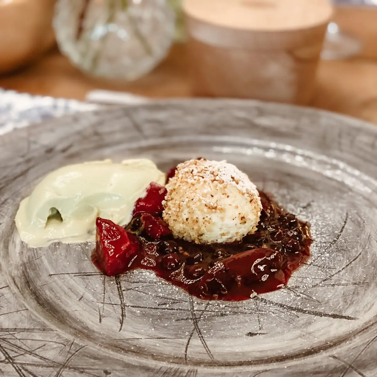 Topfenknödel Auf Beerenragout