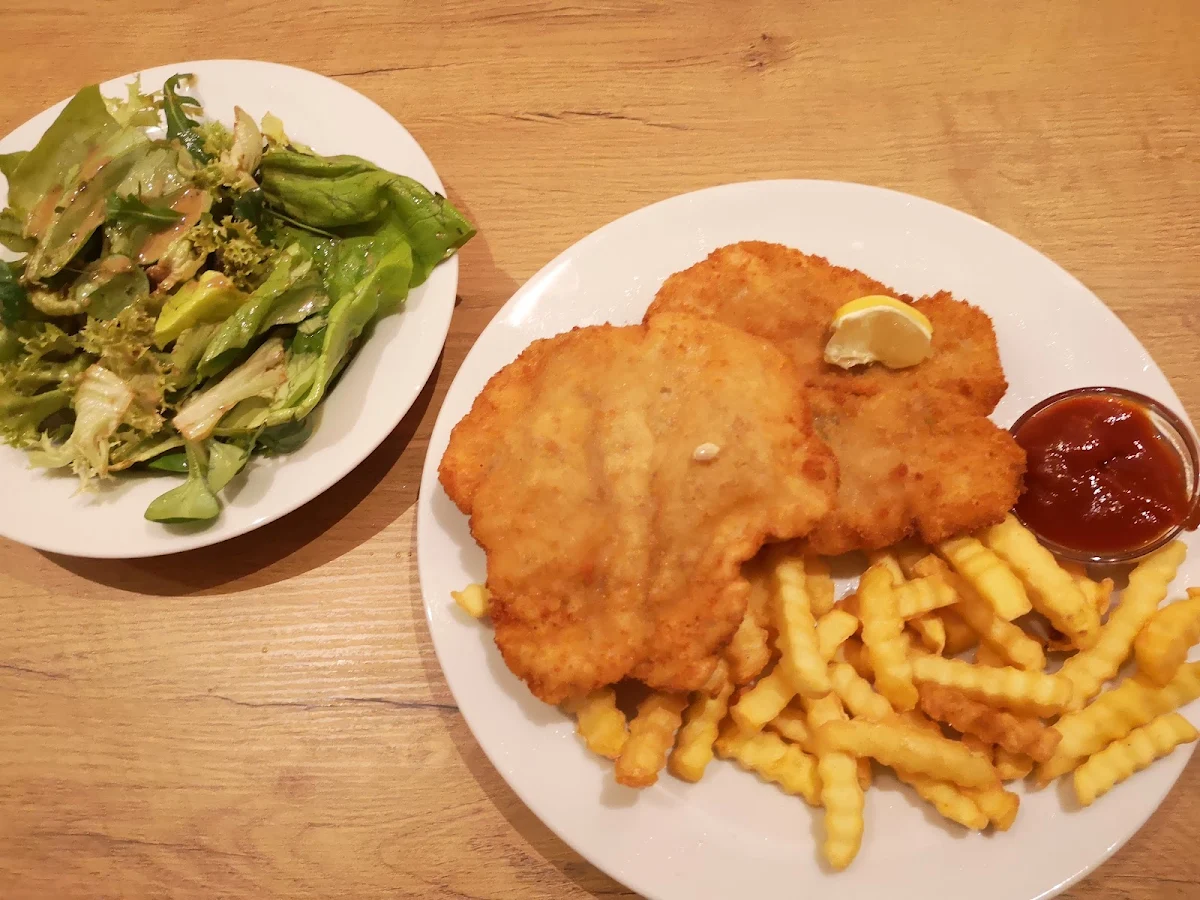Schnitzel Mit Pommes Und Salatteller