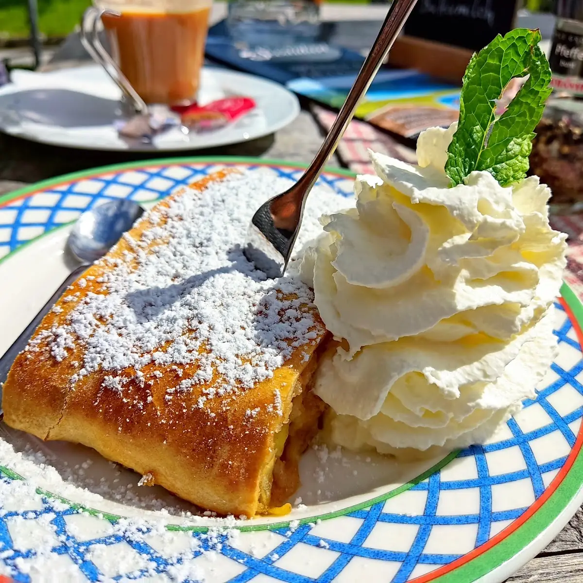 Apfelstrudel Mit Sahne