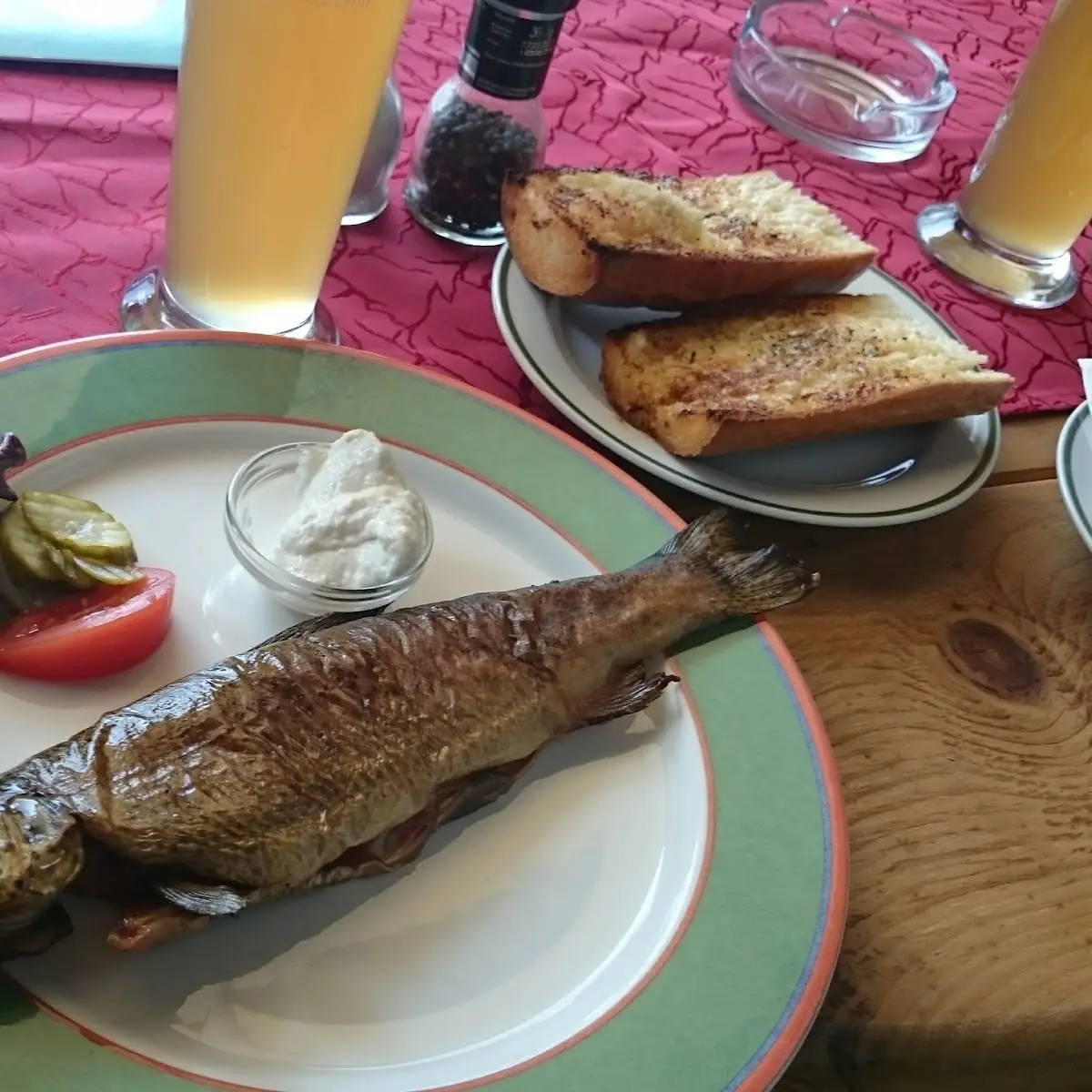 Geräucherte Forelle Mit Knoblauchbrot