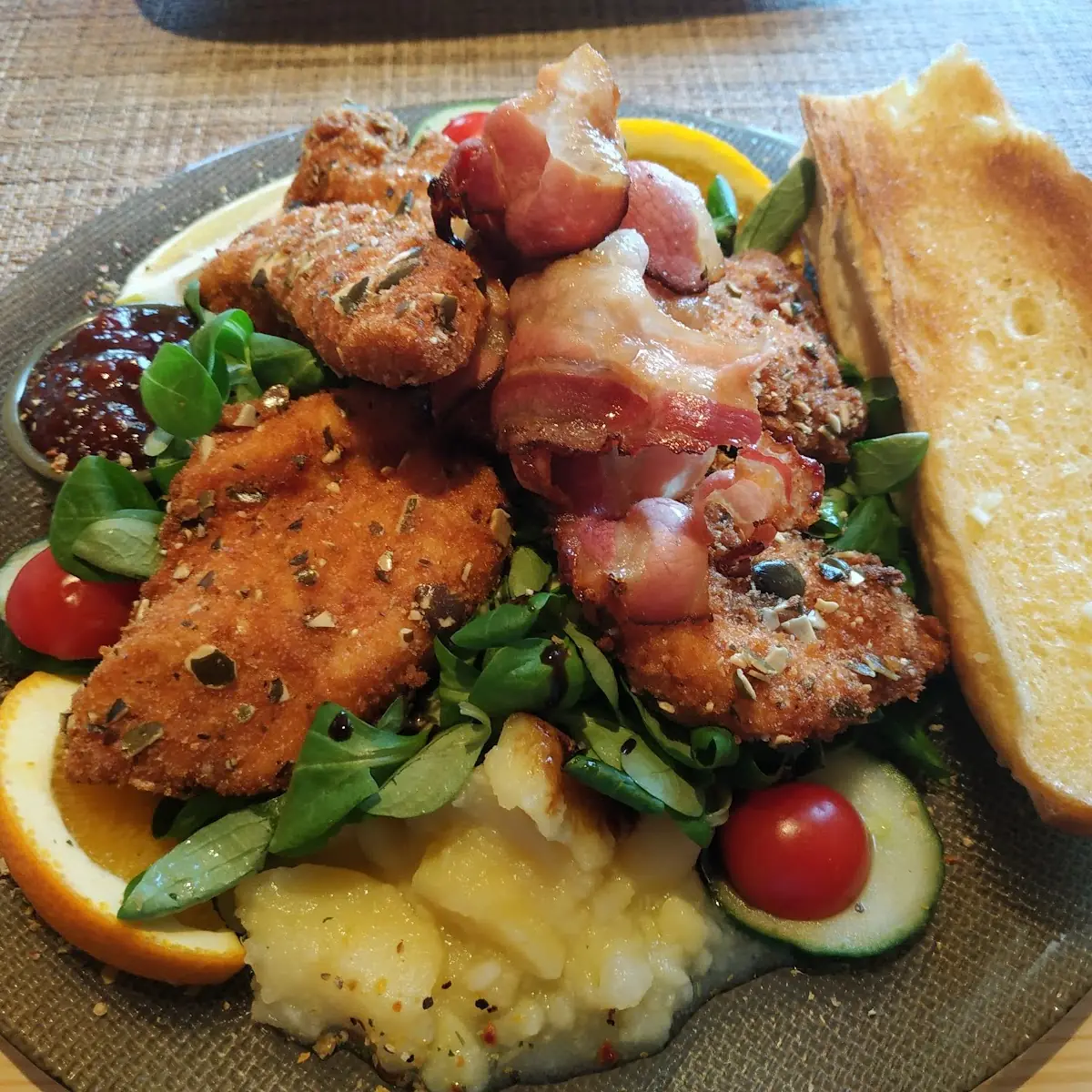 Panierte Hühnerbrust Auf Vogerlsalat