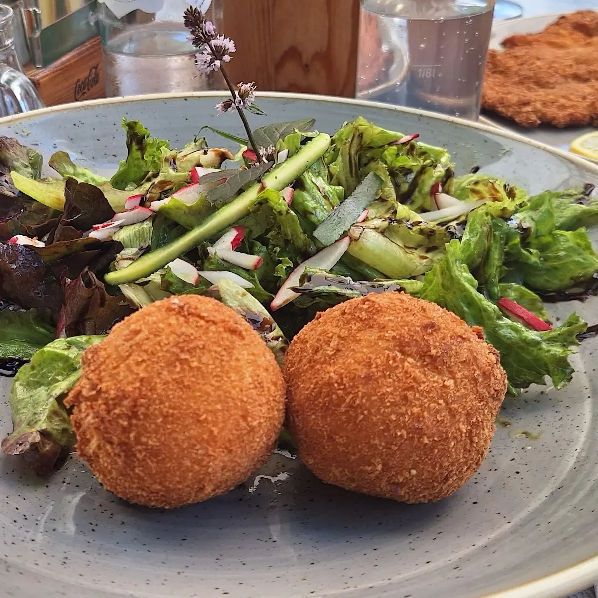 Kartoffelknödel Mit Mozarella-pesto Füllung Auf Blattsalat