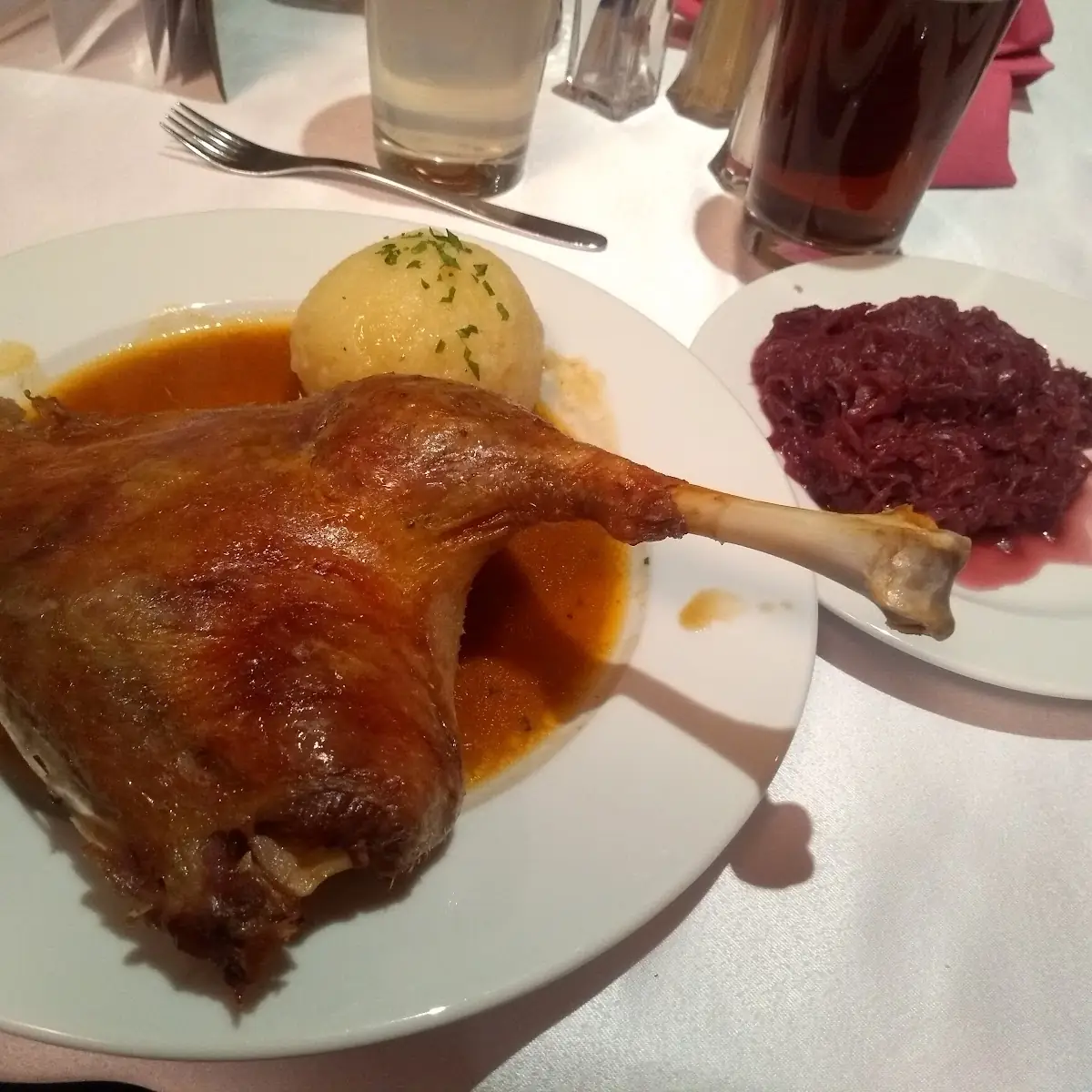 Gansl Mit Rotkraut Und Erdäpfelknödel