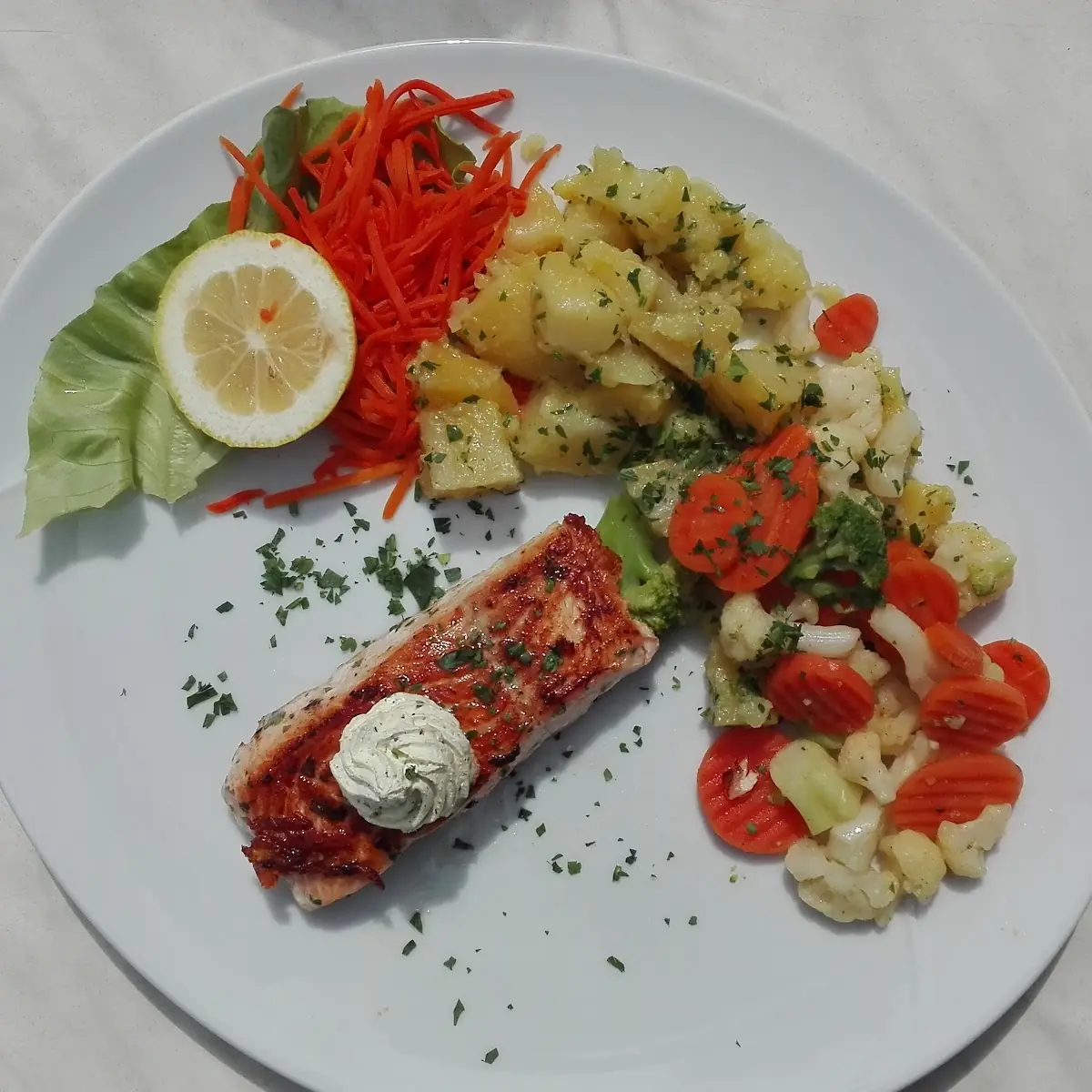 Gegrilltes Lachsfilet Mit Beilagen