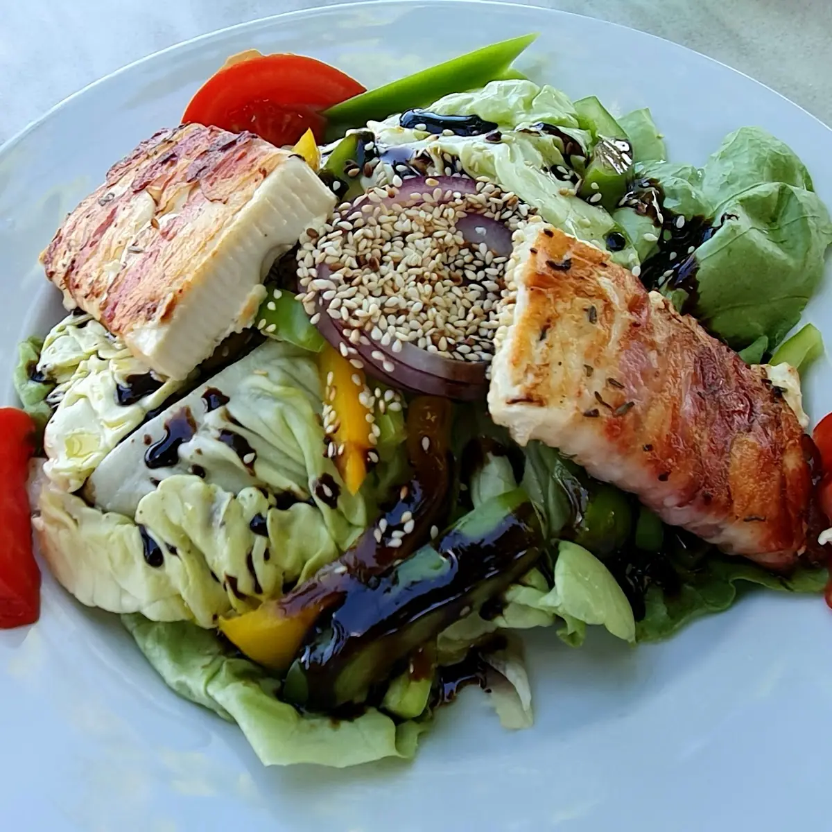 Grillkäse Im Speckmantel Auf Blattsalat