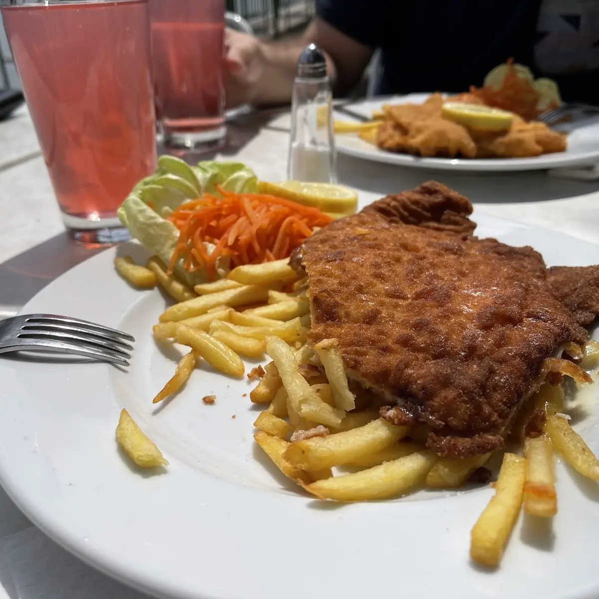 Wienerschnitzerl Mit Reis Und Preiselbeeren Und Glas Rotwein