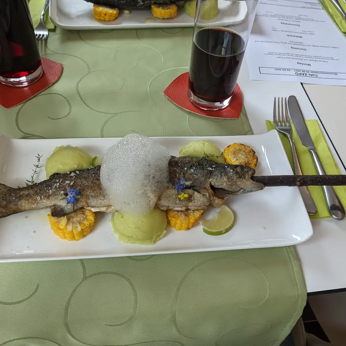 Steckerlfisch Bachforelle Limetten-püree Kukuruz