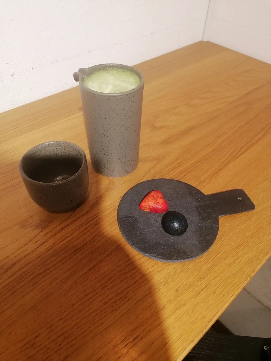 Matcha Latte Und Pralinen