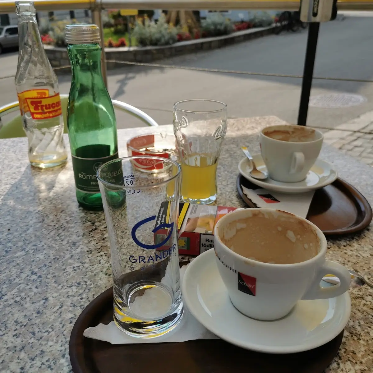 Cappuccino Mit Mineralwasser