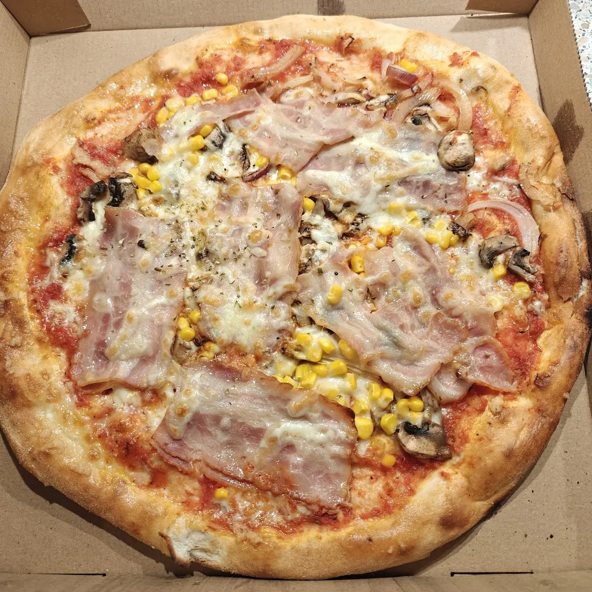 Pizza Mit Schinken Mais Und Champignons