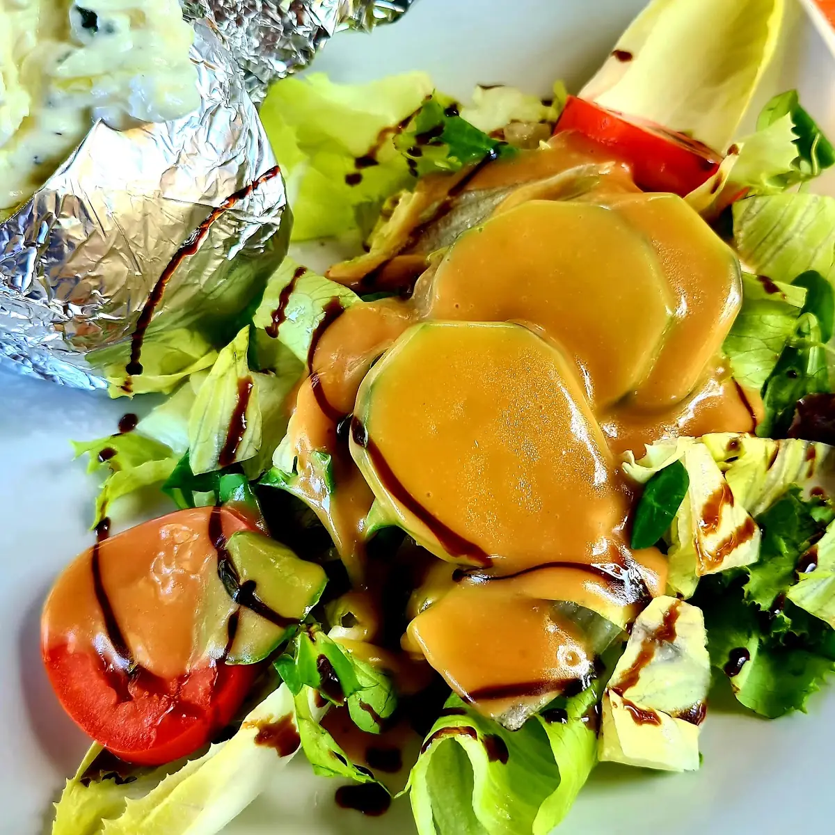 Ofenkartoffel Mit Tzatziki Und Gemischten Salat