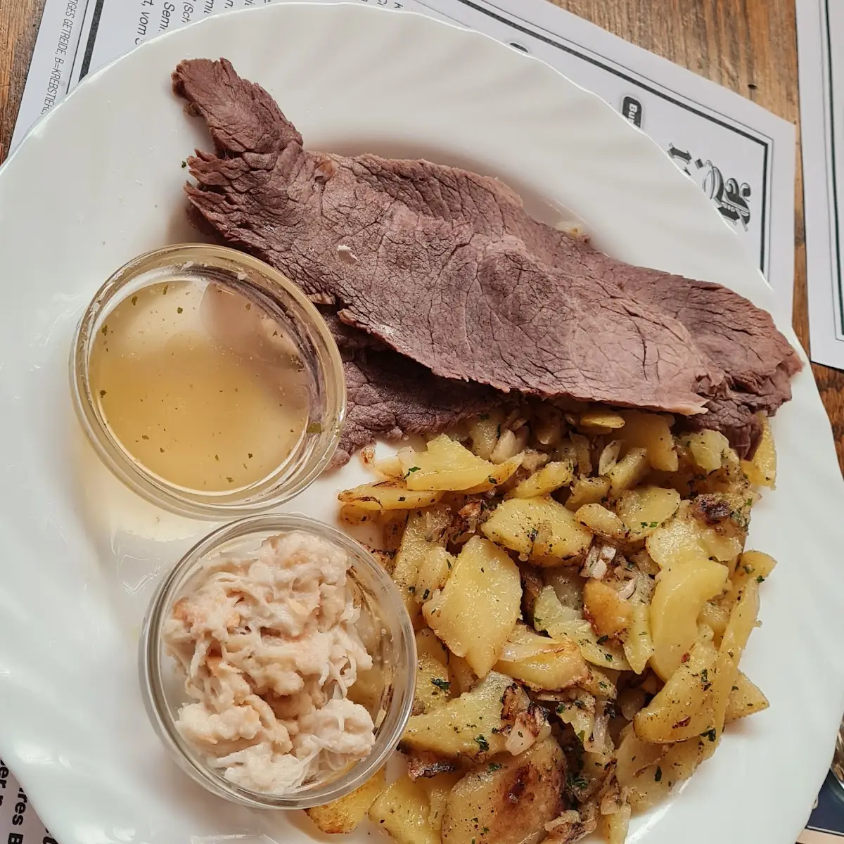 Rindfleisch Mit Semmelkrenn Und Röstkartoffeln