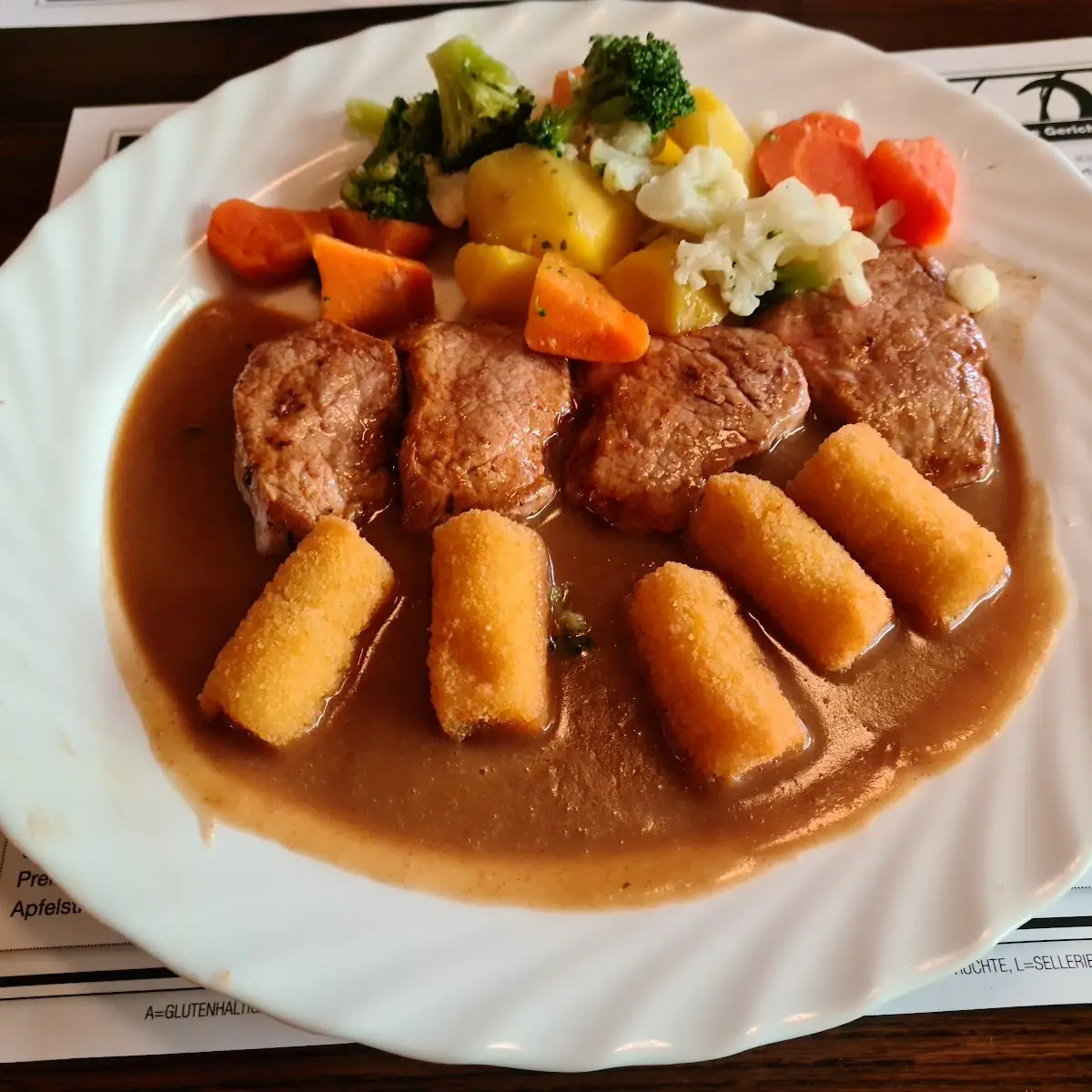 Schweinemedaillons In Pfefferrahmsauce Gemüse Und Kroketten