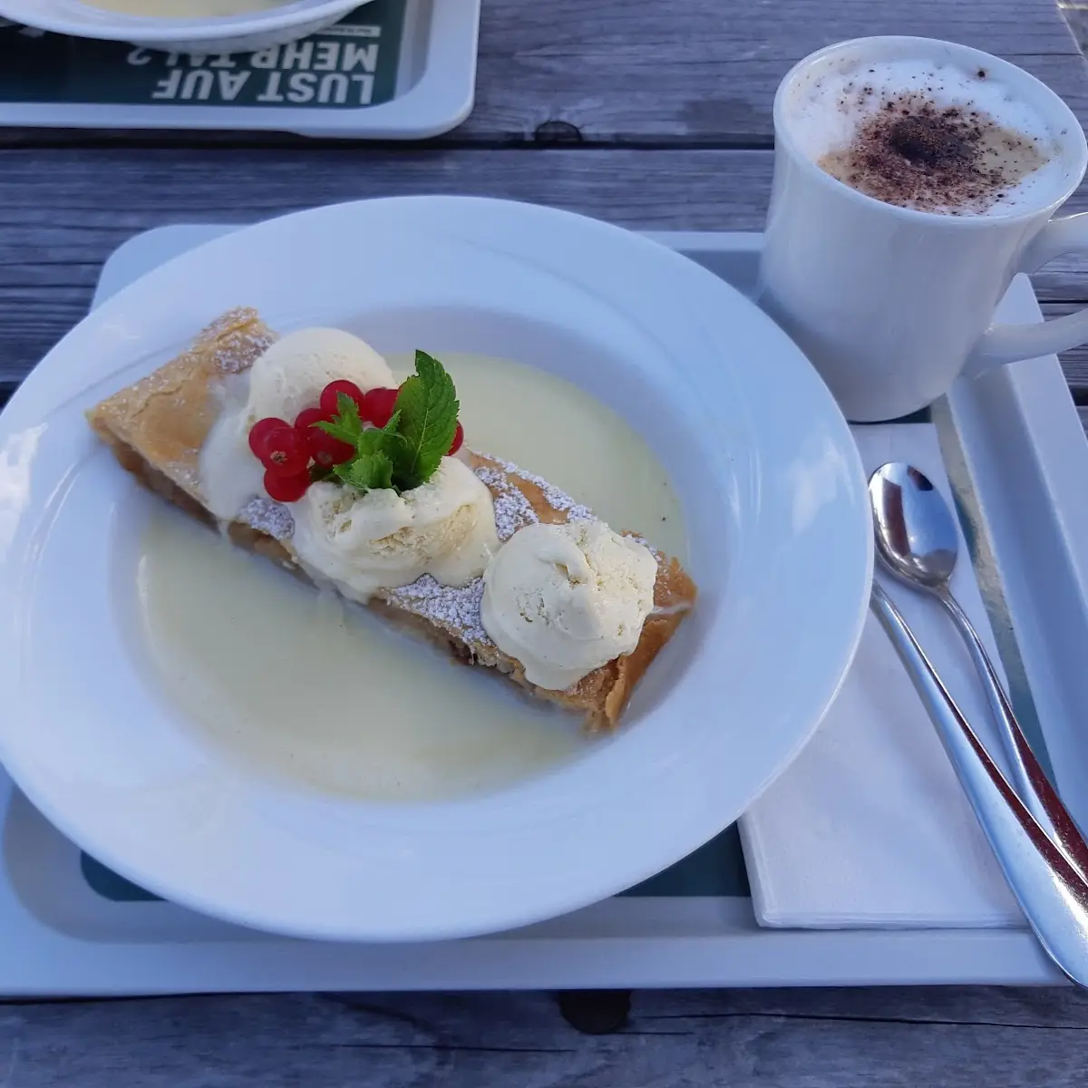 Apfelstrudel In Vanillesoße