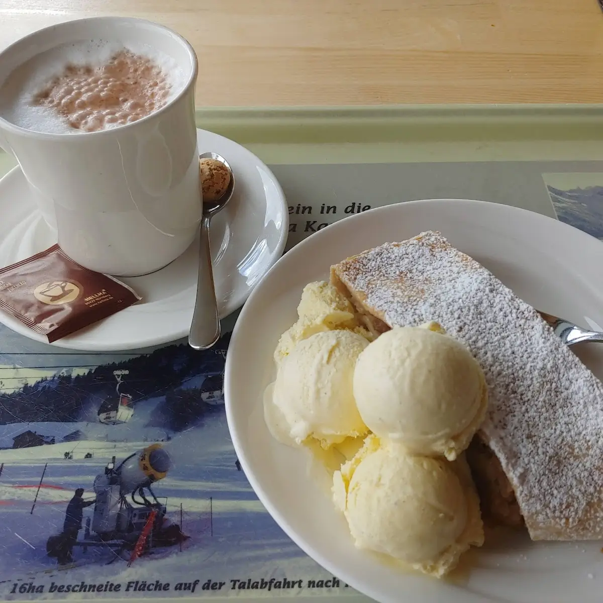 Apfelstrudel Mit Vanilleeis