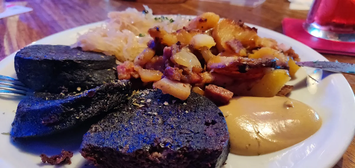 Blutwurst Mit Sauerkraut Und Tiroler Groestl