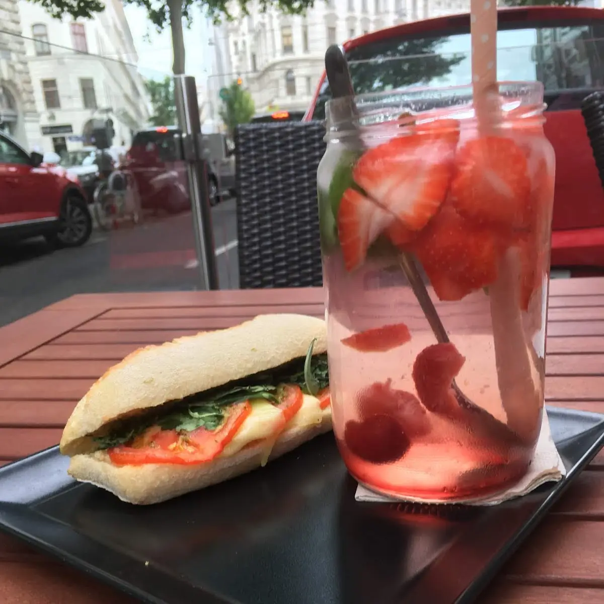 Belegtes Brötchen Mit Büffelmozarella & Rucola