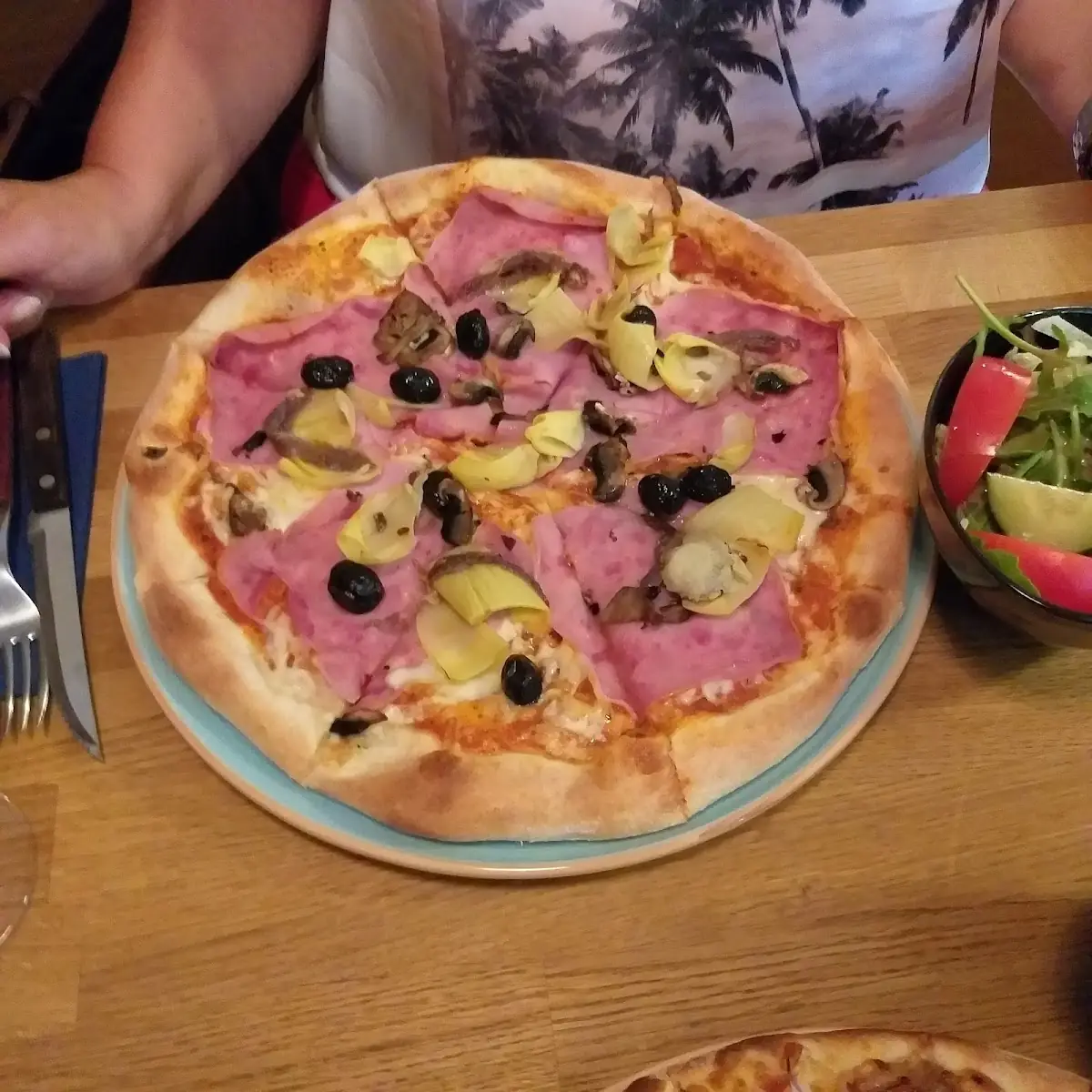 Pizza Mit Schinken Artischocken Oliven