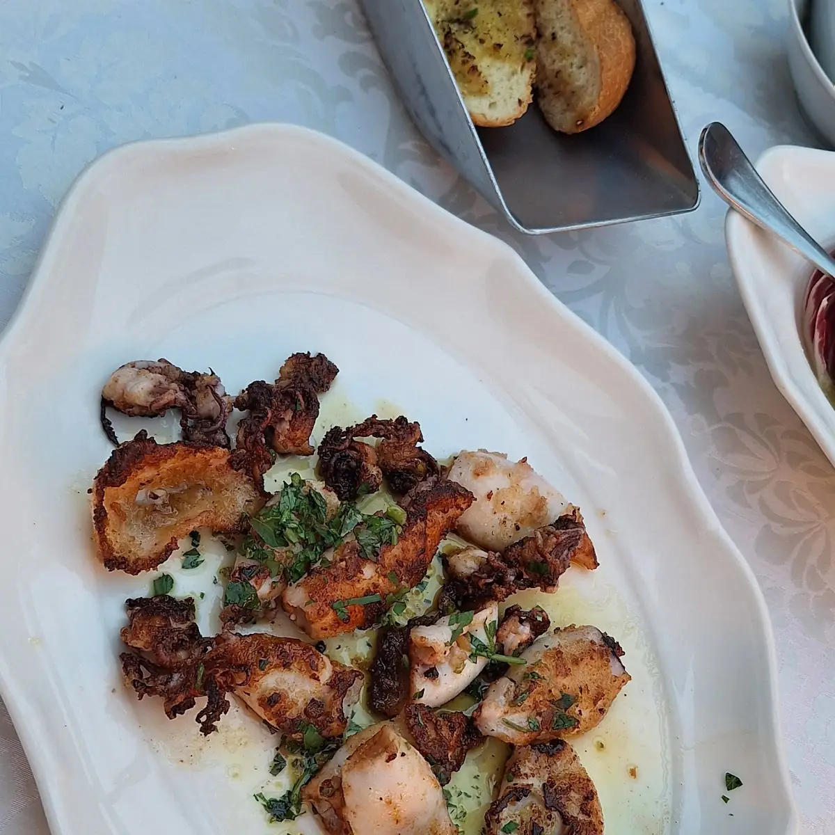 Gegrillte Calamari Knoblauchbrot Blattsalat