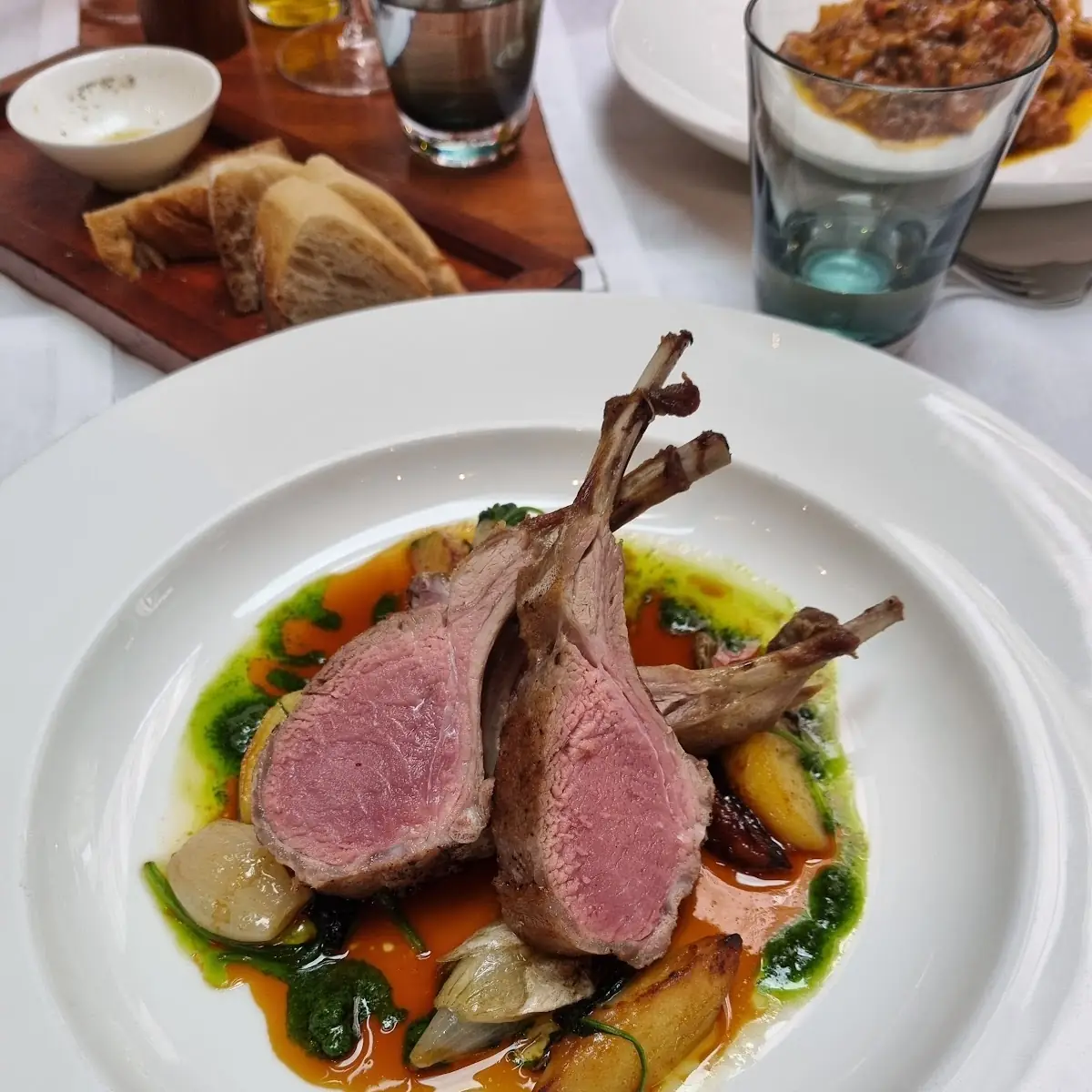 Carre Di Agnello Arrosto Rosa Con Fagiolini Zucchine Riso Fritto Alla Menta E Amarone