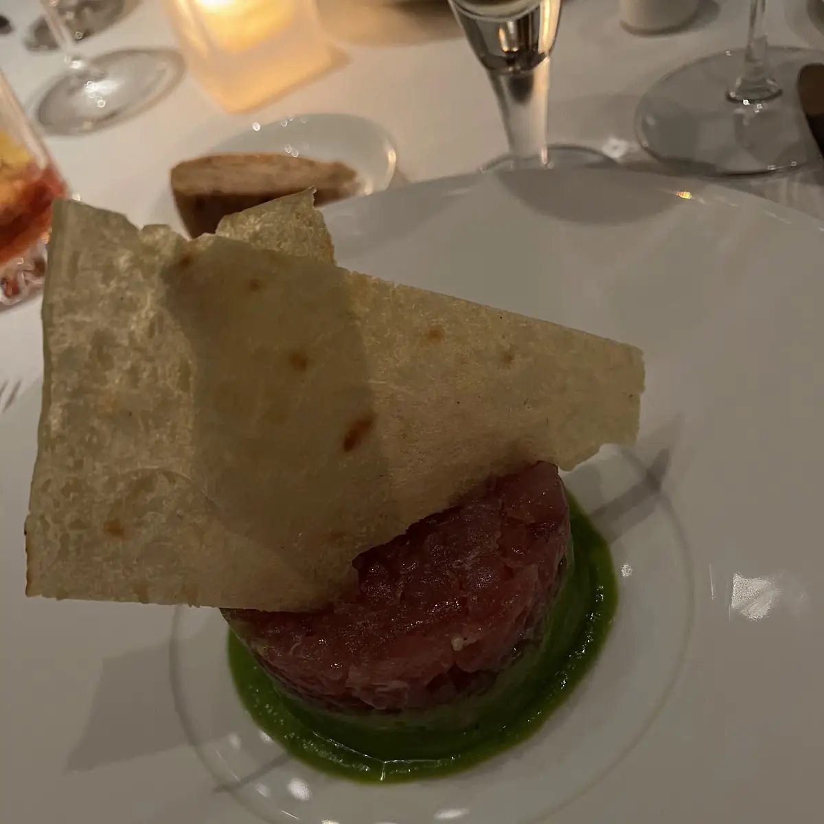 Tartare Di Tonno Con Avocado Cetrioli & Pane Carasau Sardo