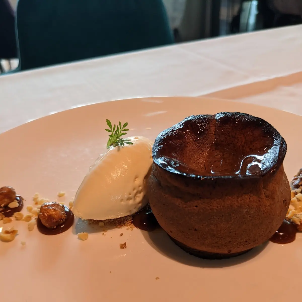 Warmes Lebkuchen-schokolade-fondant Mit Mandel-zimteis Und Eingelegten Orangen