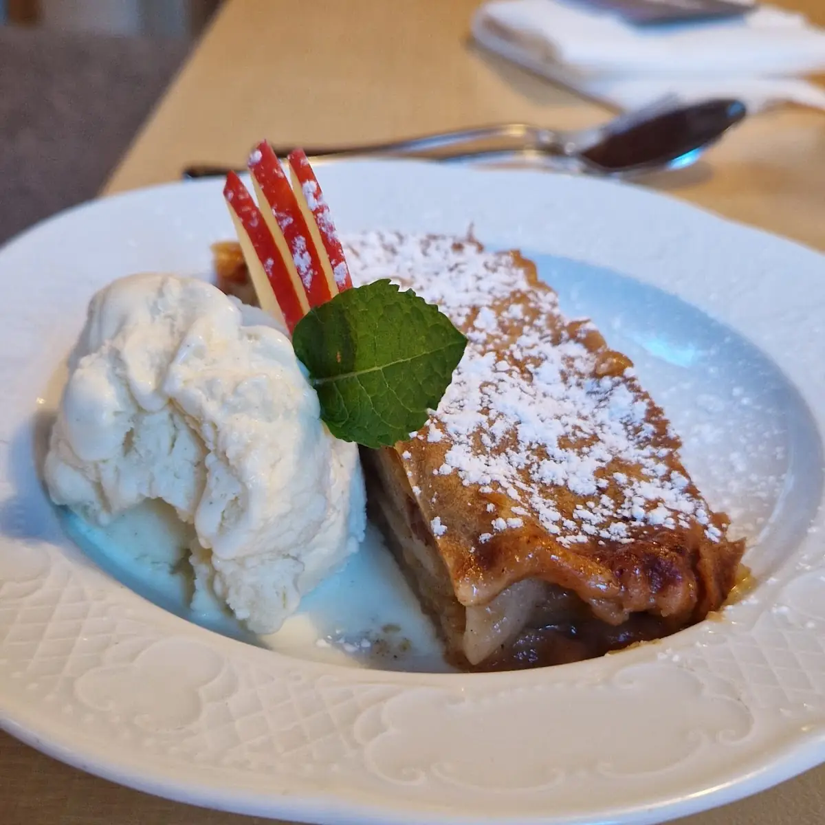 Apfelstrudel Mit Vanilleeis