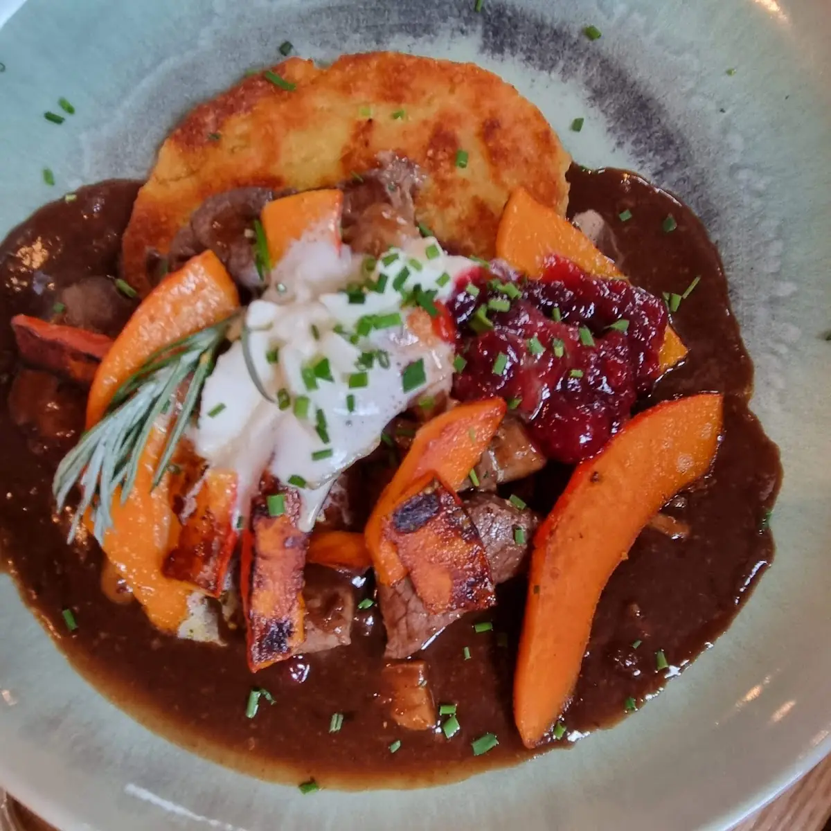 Hirschragu Mit Kürbis Auf Kartoffelrösti