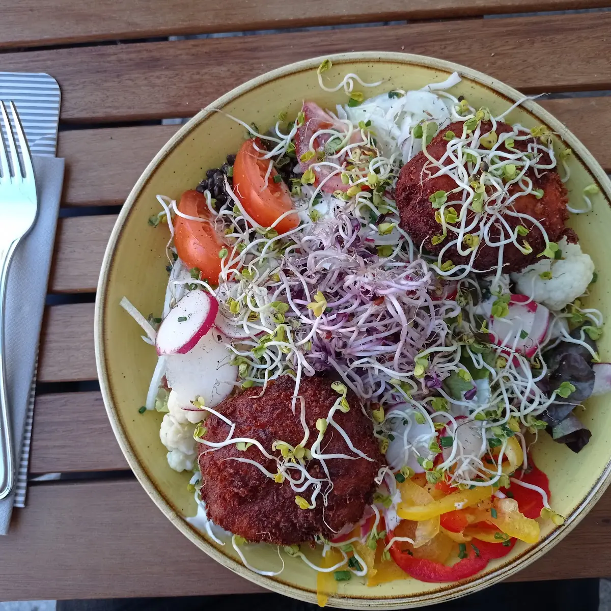 Kaspressknödel Auf Gemischtem Salatteller