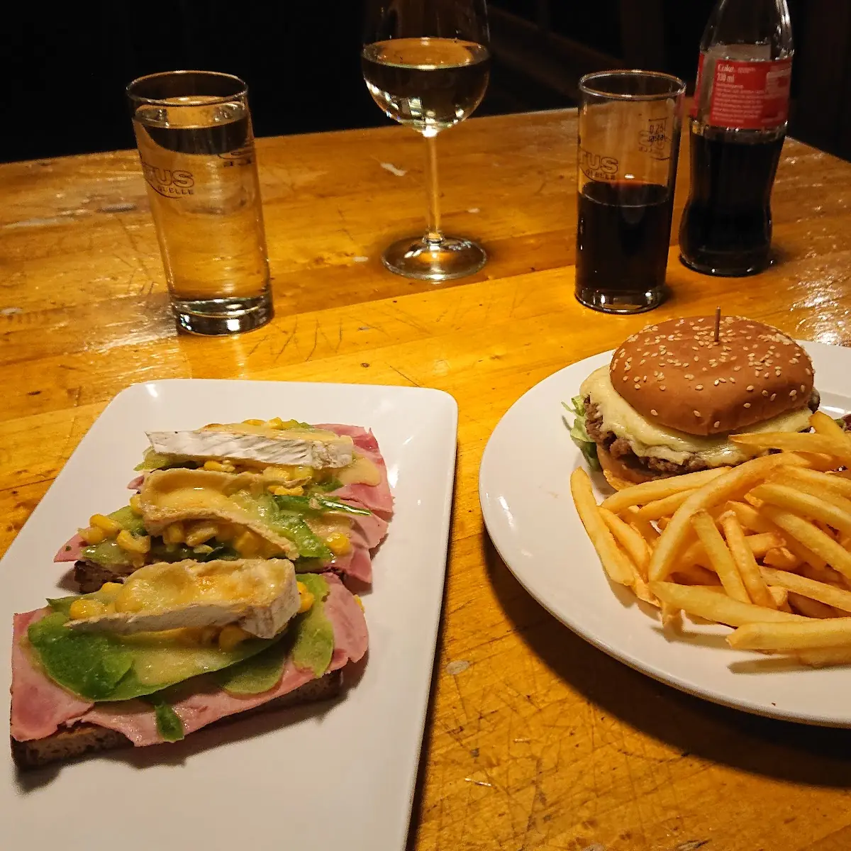 Hamburger S Hranolky Tortila Se Šunkou A Sýrem