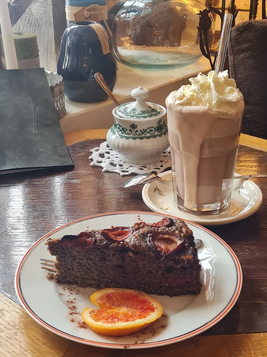 Vegane Walnuss-mohn-zwetschen-torte Und Heiße Schoki Mit Schlag