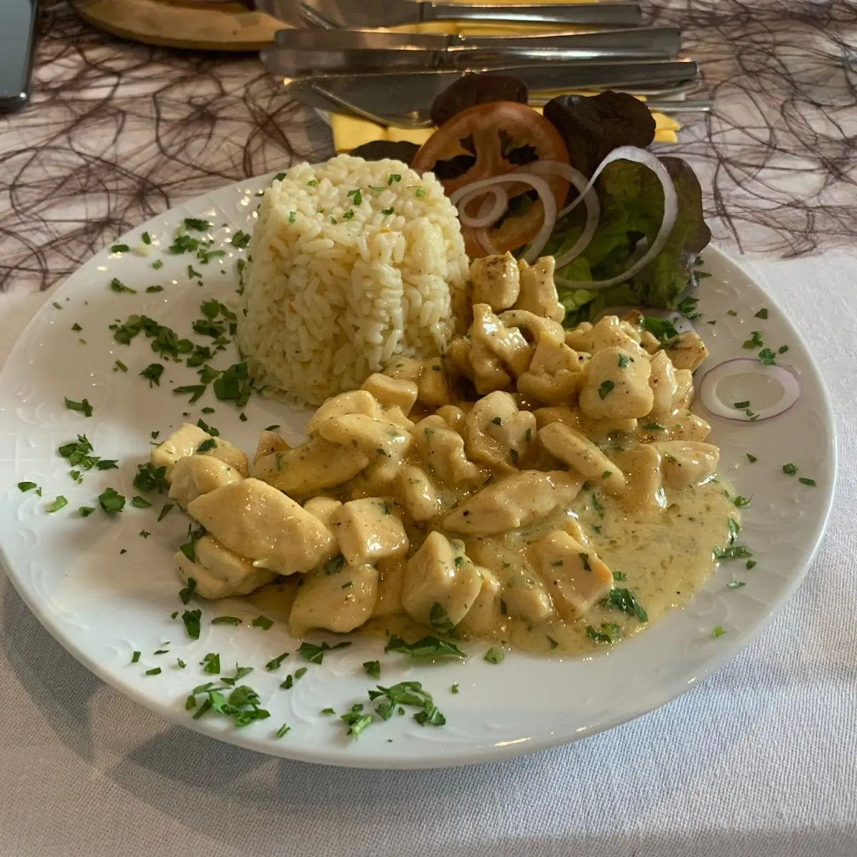 Piletina U Bijelom Umaku Sa Rižom