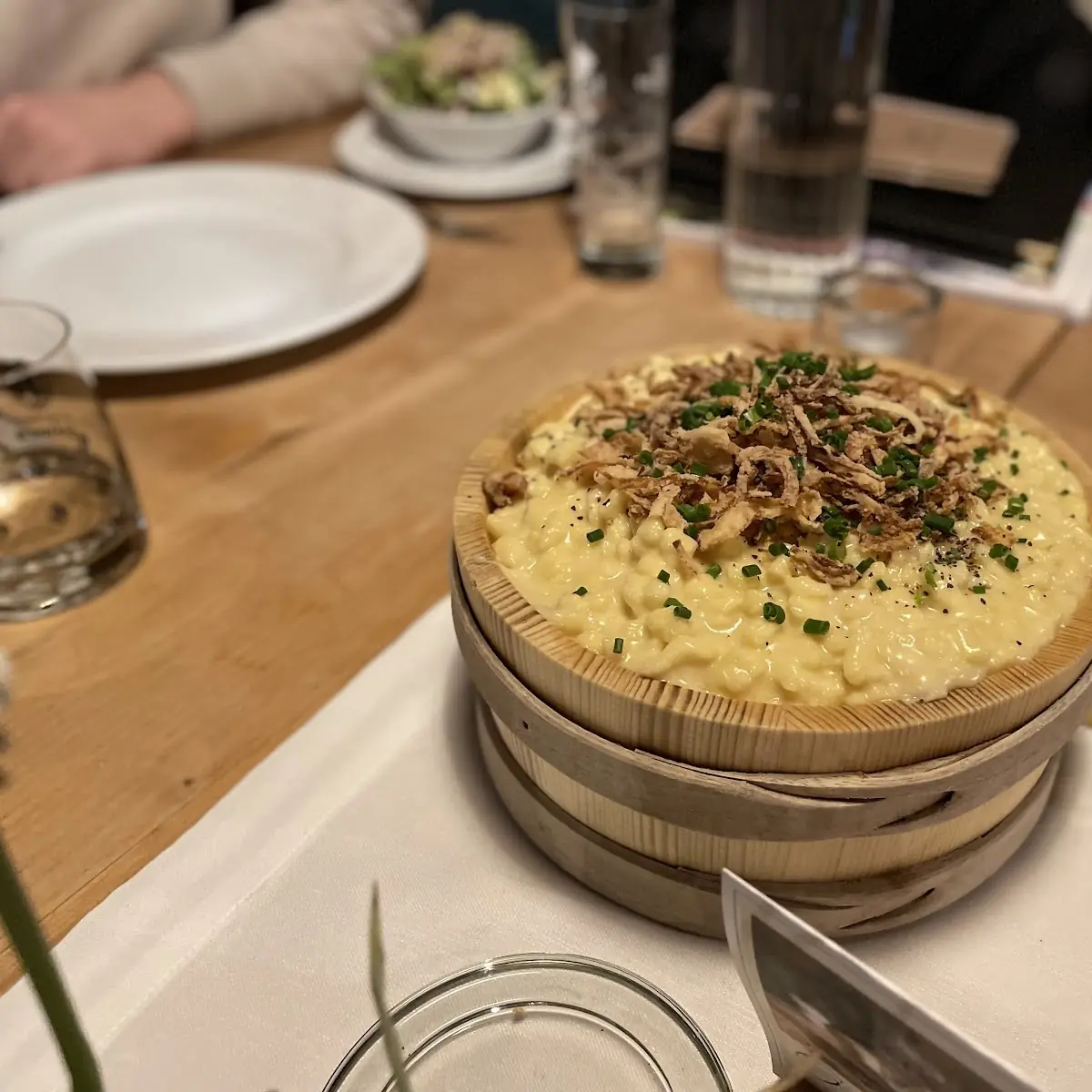 Vorarlberger Kässpätzle Mit Röstzwiebel Und Salat