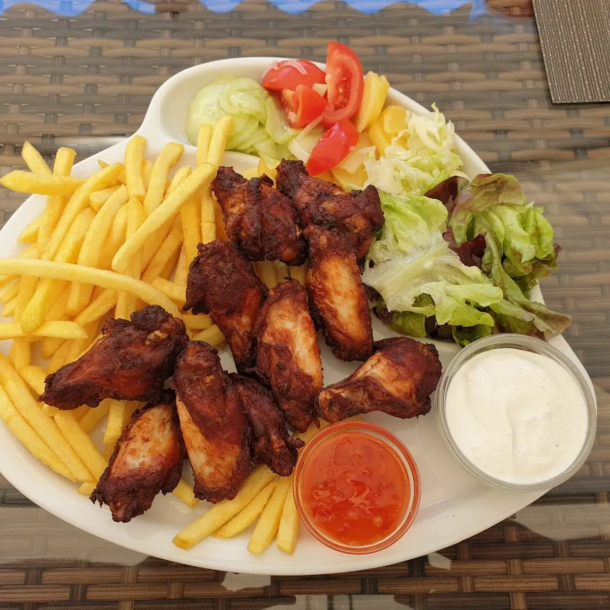 Hühnerflügerl Mit Pommes Und Zweierlei Dip
