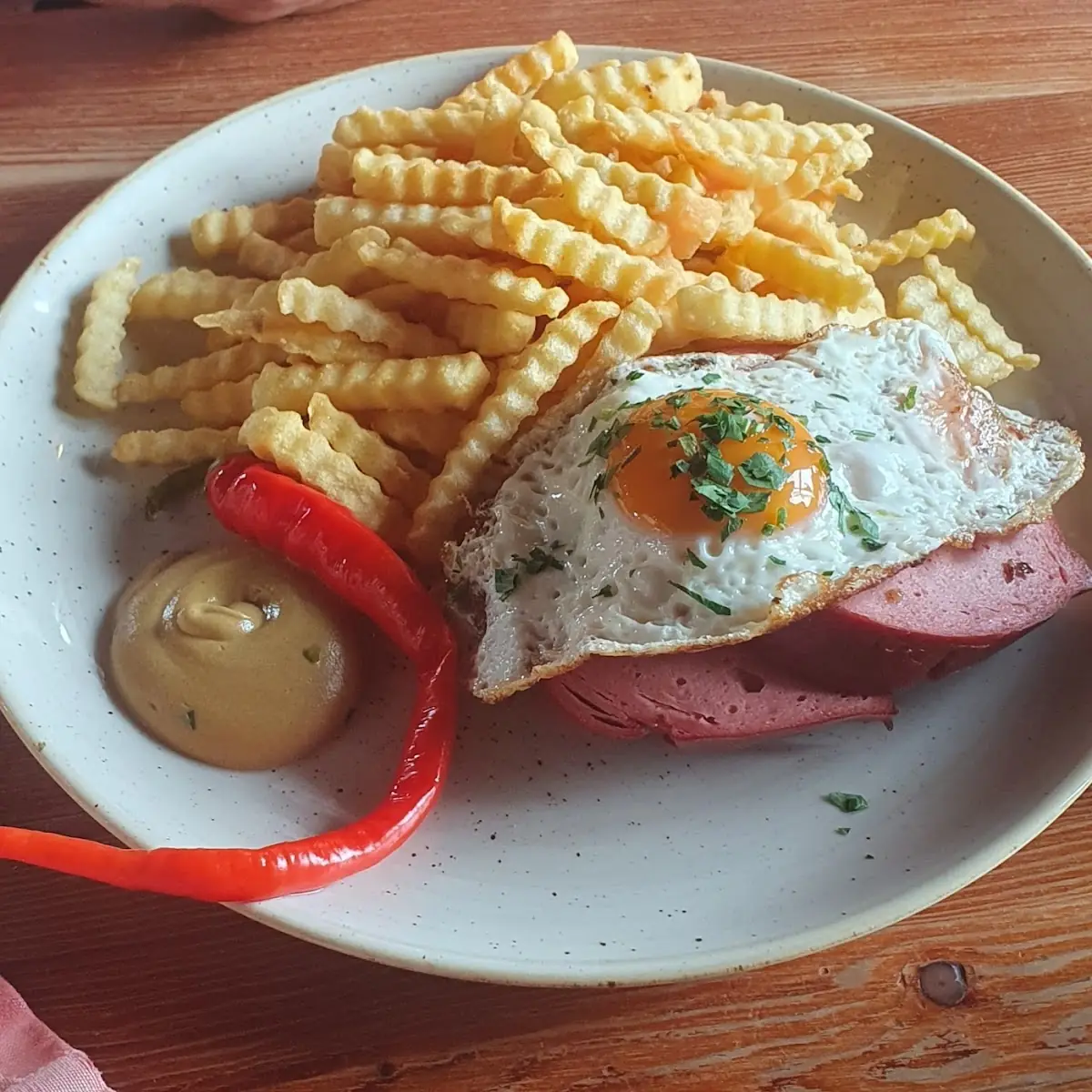Fleischkäse Mit Spiegelei Und Pommes