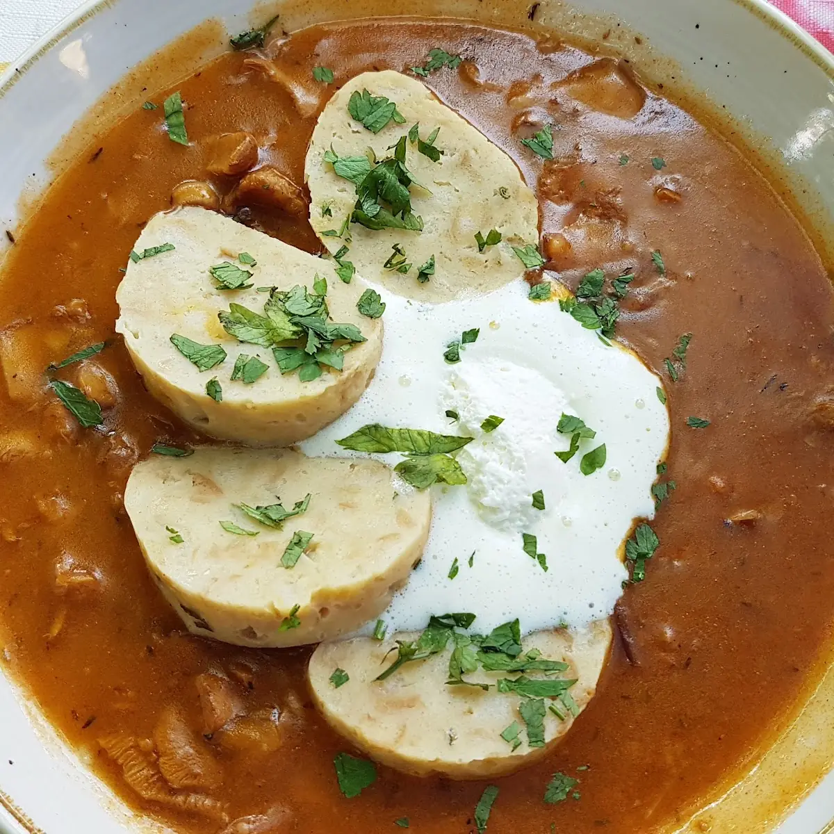 Eierschwammerl Gulasch Mit Semmelknödel
