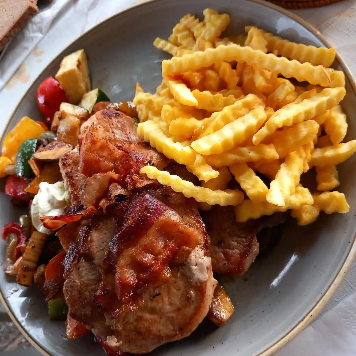 Grillteller Mit Gemüse U Pommes