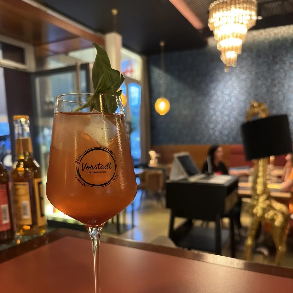 Erdbeer-basilikumspritzer