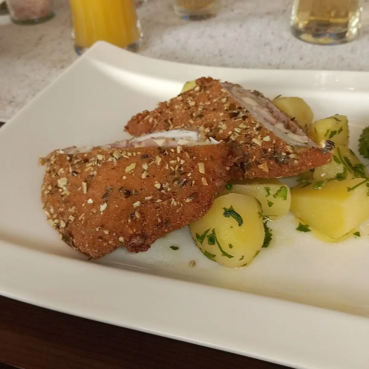 Gefülltes Steirer-schnitzel Mit Petersilkartofeln