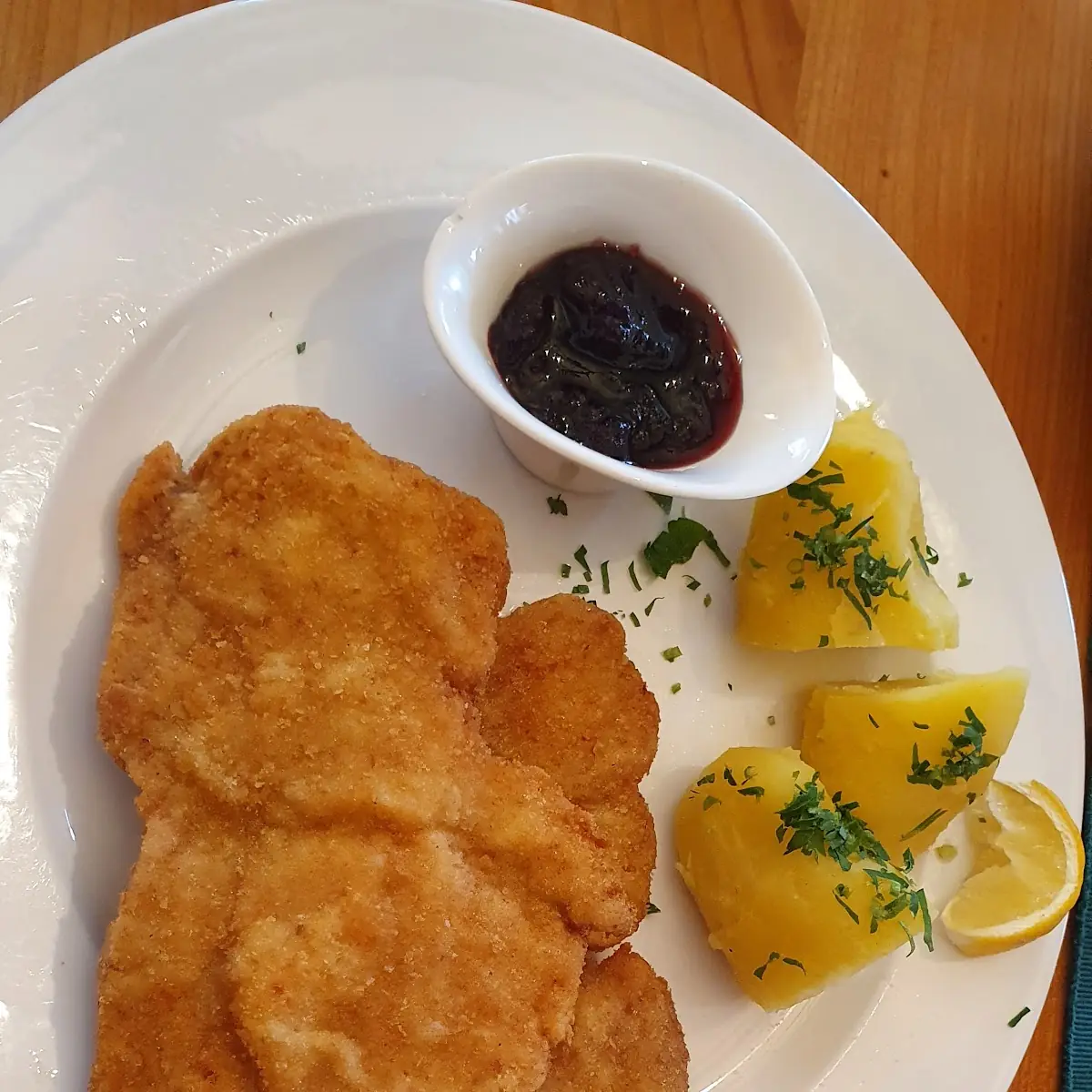 Wiener Schnitzel Mit Kartoffeln Und Salat