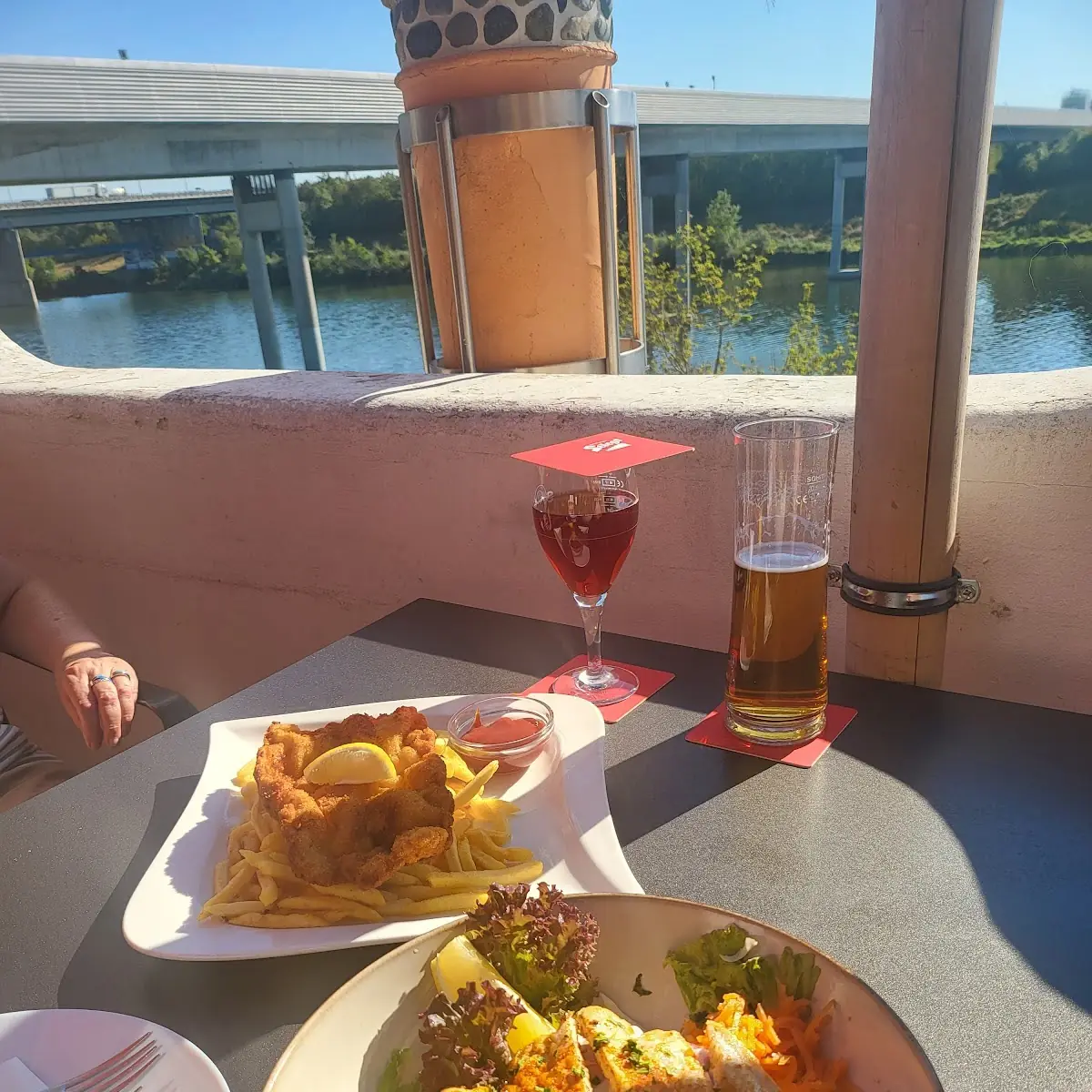 Gegrillte Hühnerstreifen Auf Salat