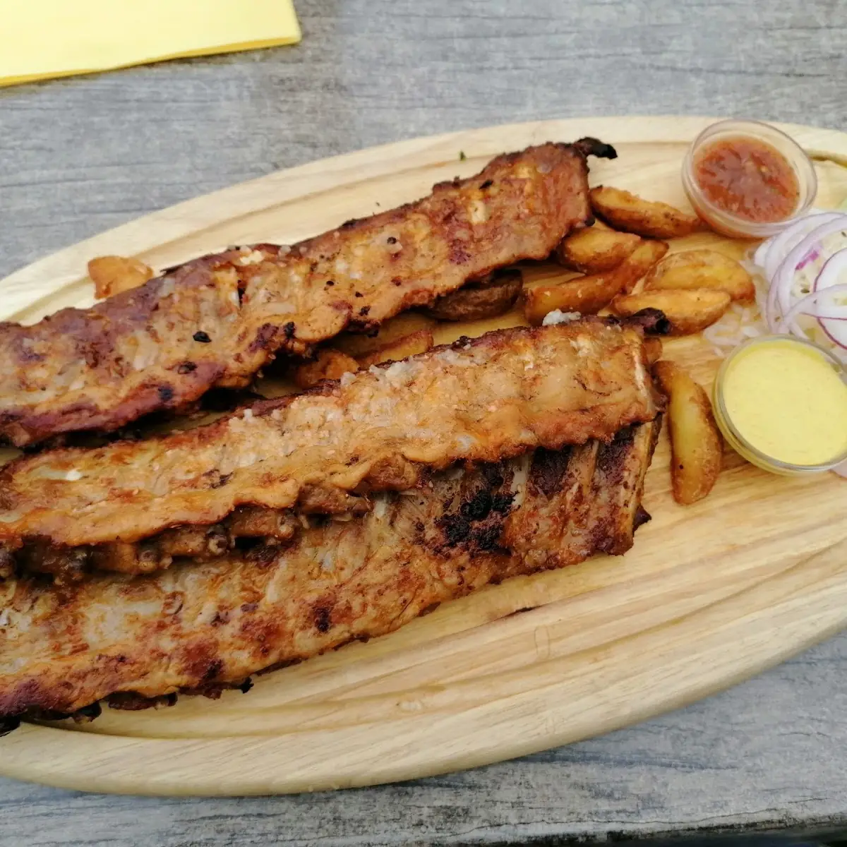 Spare Ribs Mit Kartoffel Wedges Und Salat