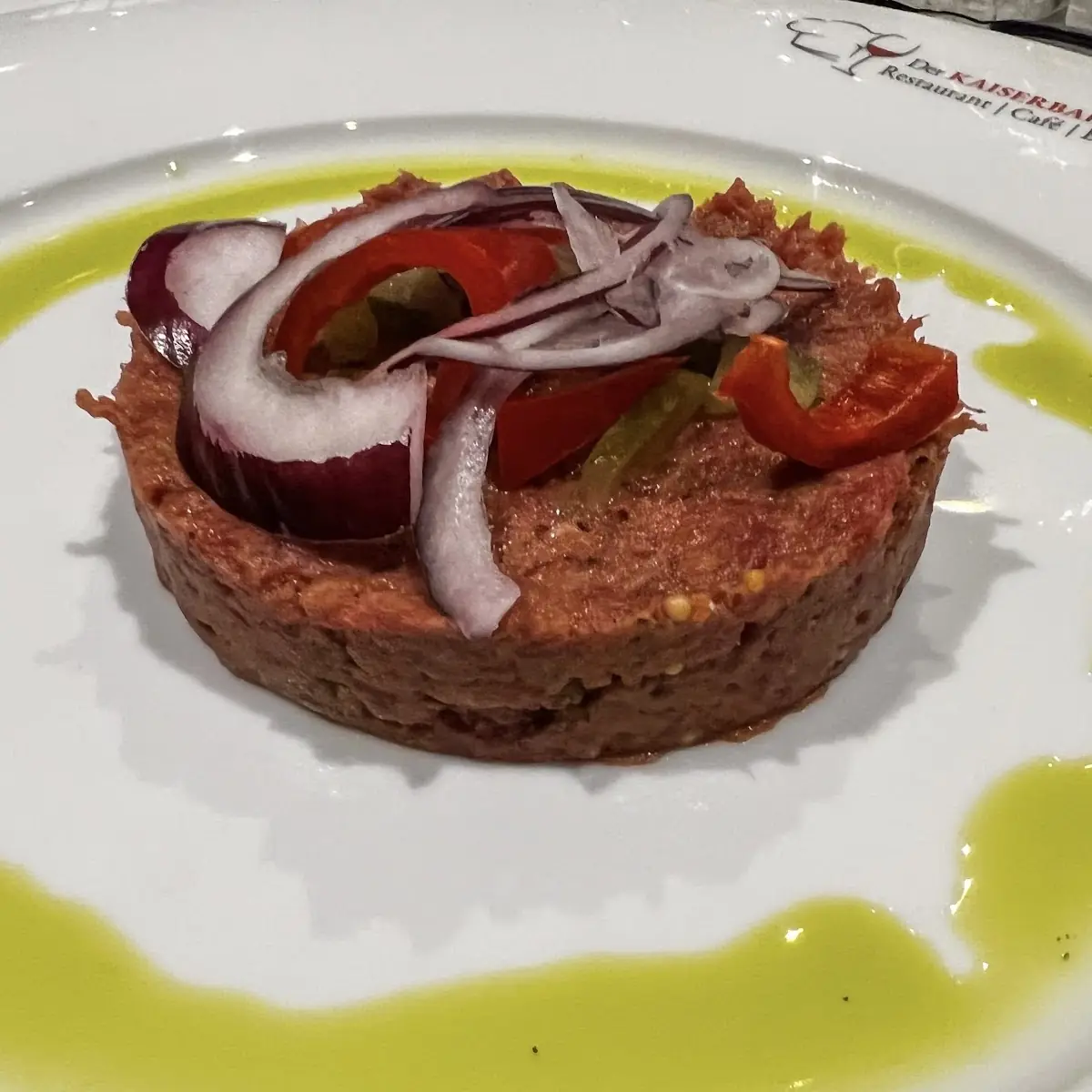Bio Beef Tatar Mit Gebackenem Eidotter Gegrilltem Bauernbrot Und Chili Mayonnaise