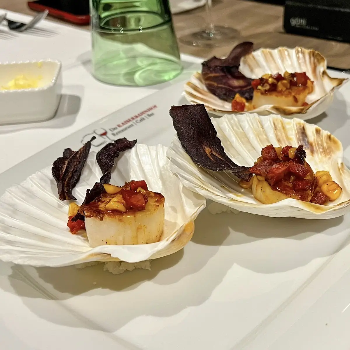 Gegrillte Jakobsmuscheln Mit Maiscreme Chorizo Pastinaken Und Zuckerschoten