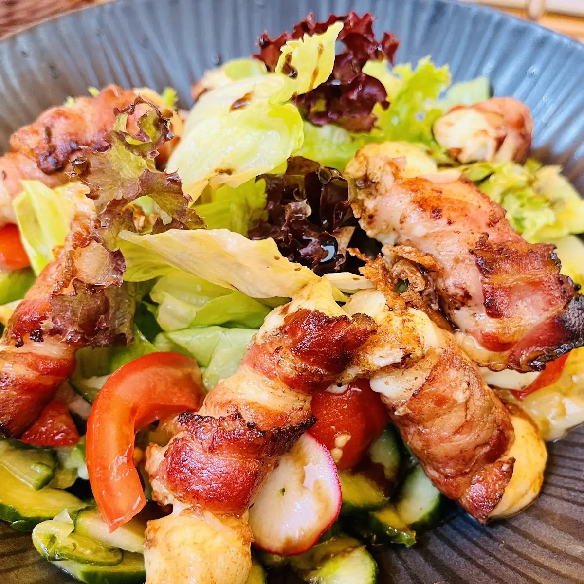 Salatbowl Mit Schafskäse Im Speckmantel