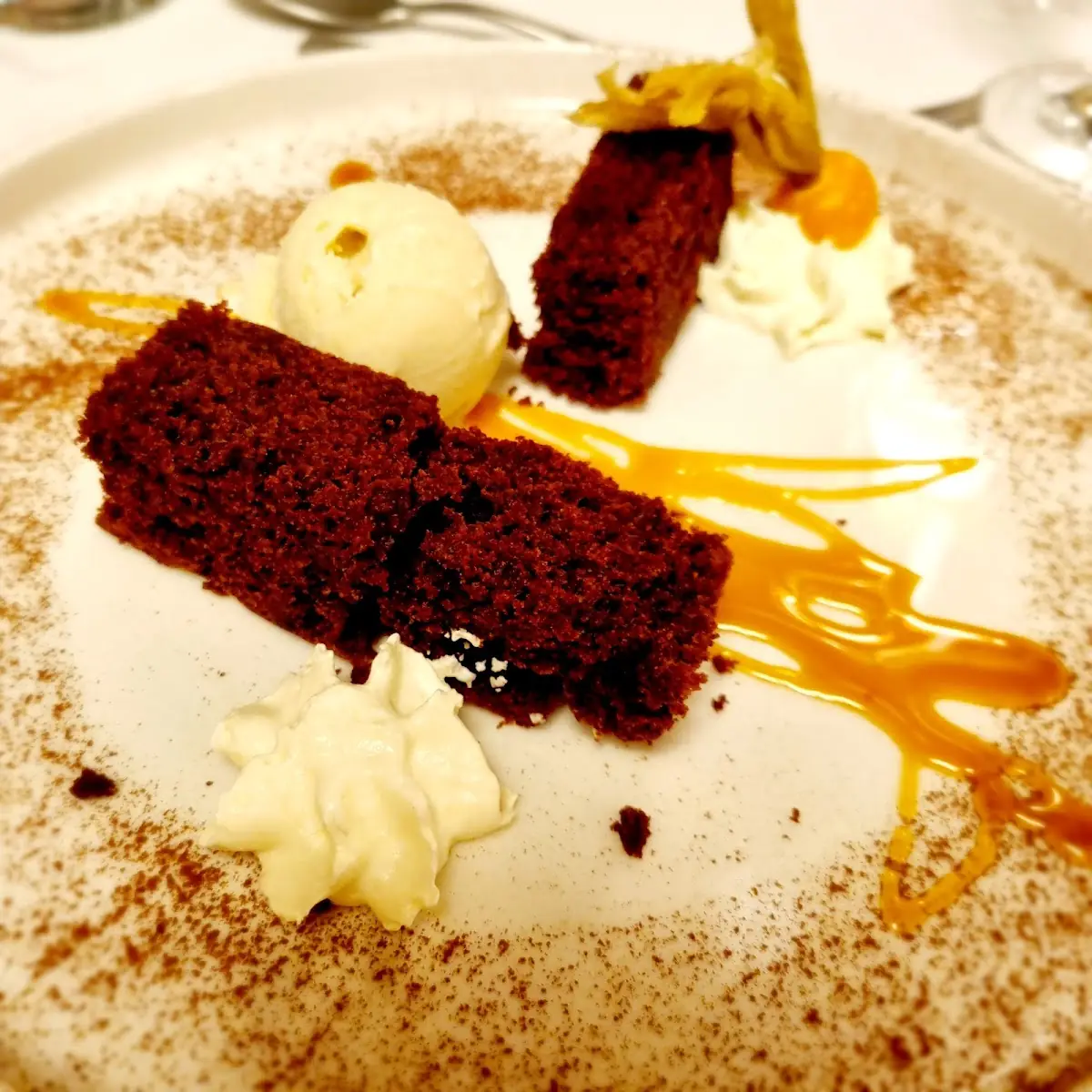 Tonkabohneneis Mit Schokobrownie Und Salted Caramell