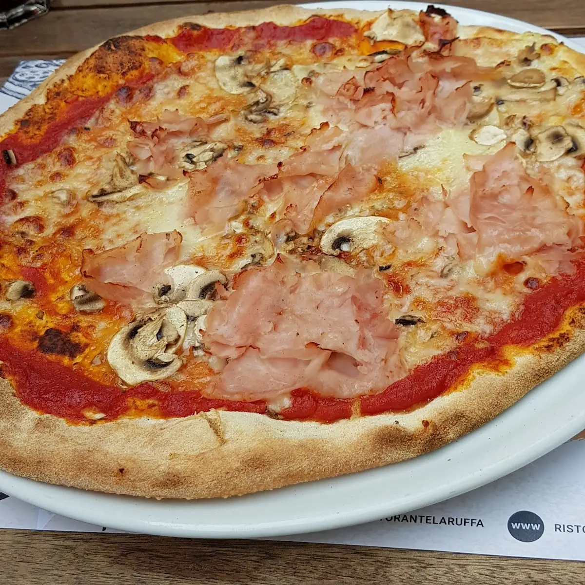 Pizza Proschutto Knoblauchsauce